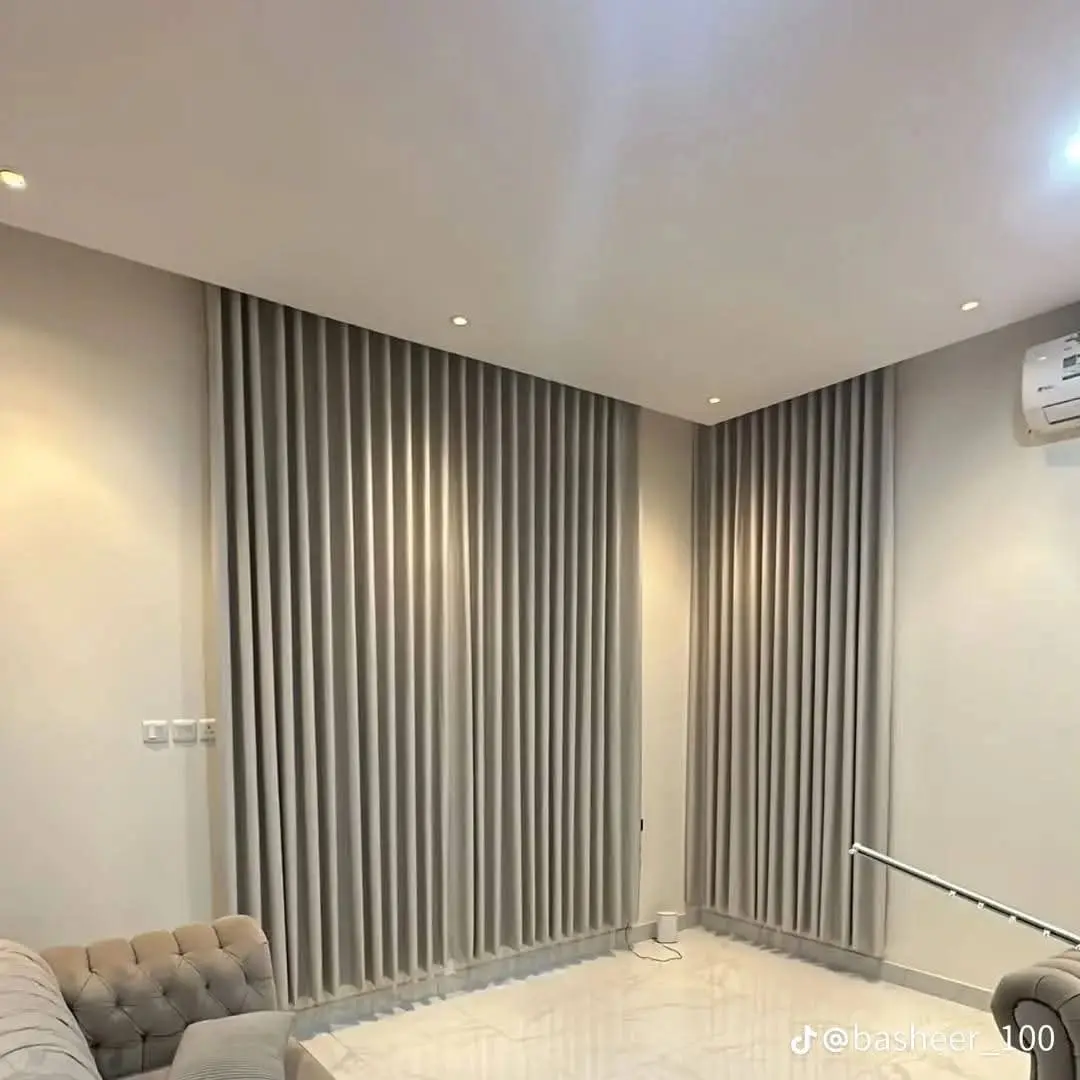 ستائر رمادية مفصلة ومركبة في الرياض